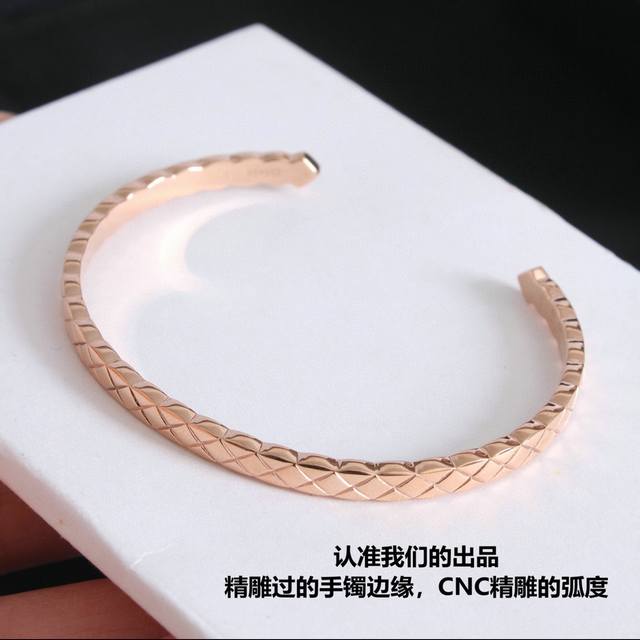 精工版本 香奈儿菱格纹手镯 Coco Crush 各路明星强势带货菱格交叉纹无疑是整个设计的灵魂之所在不挑日常穿搭随意配都高级感满满，非常的有Feel电镀18K