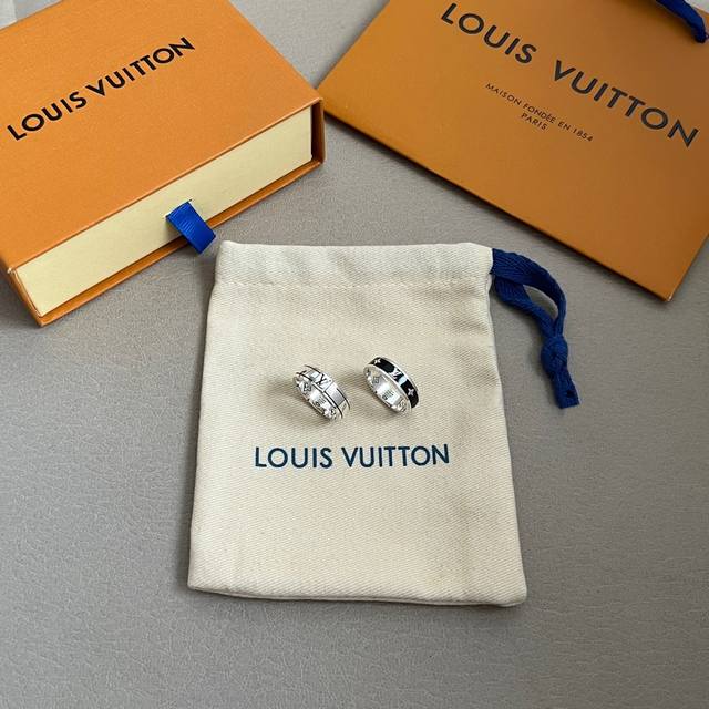 新款原单货Lv 戒指Louis Vuitton 路易威登 戒指专柜一致材质 火爆款出货 设计独特 复古前卫 男神、美女必备。 码数6 7 8 9码