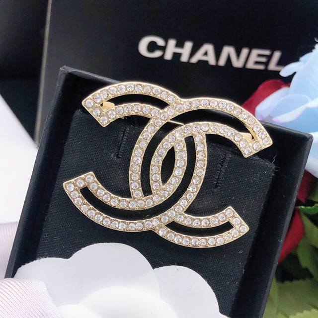 编号Xxz0009 终于到货了香奈儿Chanel高端双C胸针镂空业内唯一与原版一摸一样的原单货！每一个细节媲美专柜正品， 业内仅此一家全世界专柜自购正品打版，这