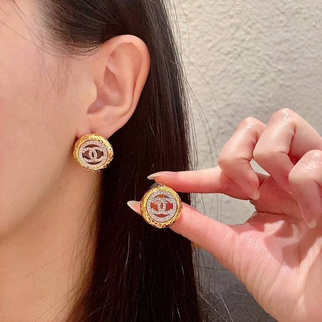 Chanel香奈儿 中古 耳钉小香家的款式真心无需多介绍每一款都超好看，精致大方，非常显气质。