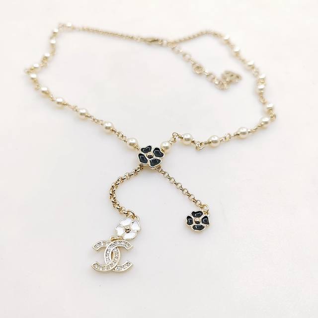 Chanel 最新款黑白花朵项链 一致Zp黄铜材质