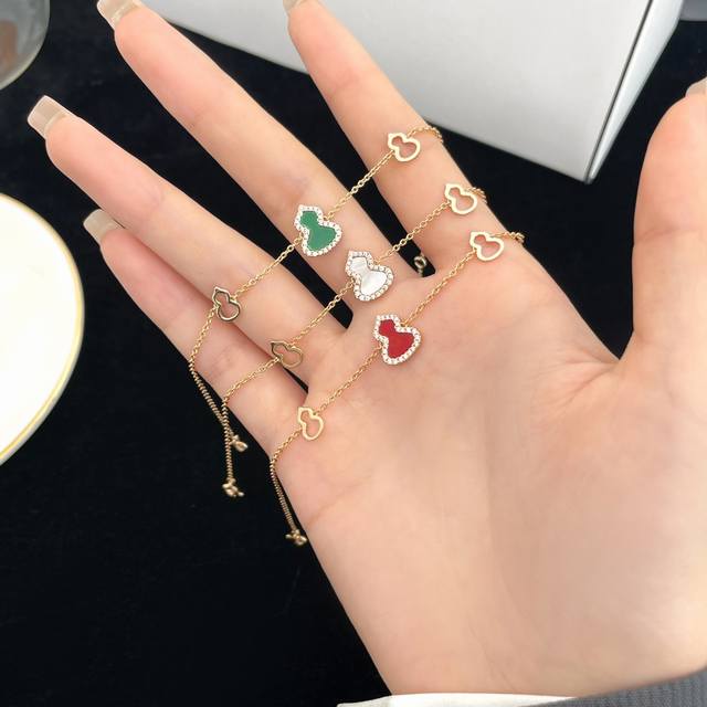 发价 手链葫芦好运持续加满 葫芦手链在我眼里很独特， 寓意多福多禄 但你品，你细品 有没有一种抽象派兼具极简派的风格， 纯粹的线条配上天然石葫芦， 别有一番意境
