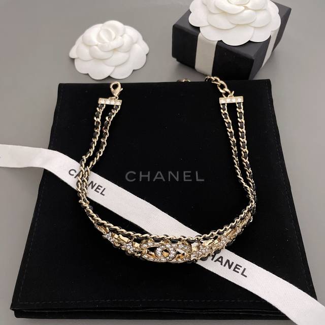 我们出品 香弧度穿皮星星Choker Z 16500，Omg天价，但是真心太太太绝美啦，配包装！23年早春度假系列哇哇，太美了，这一季必入单品！仙女级别！经典的