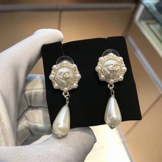 Chanel 新款 珍珠 耳钉原版黄铜 材质 顶级原单品质、最高代购级别时尚人士必须拥有 进口专柜材质、不是市面低版本可以媲美的出入海关专柜无压力耳钉吊珠