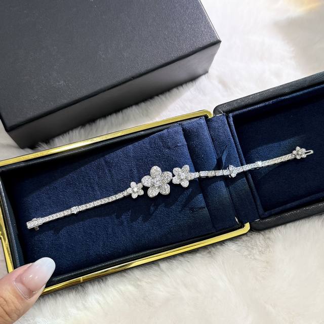 A3706 大牌 格拉夫 旗舰店同步上新 最新款 花朵 三花 手链 花朵比例恰到好处。看似简单却很考究版型工艺的一款，先不说定制的高碳钻，版型周正，拥有无可挑剔