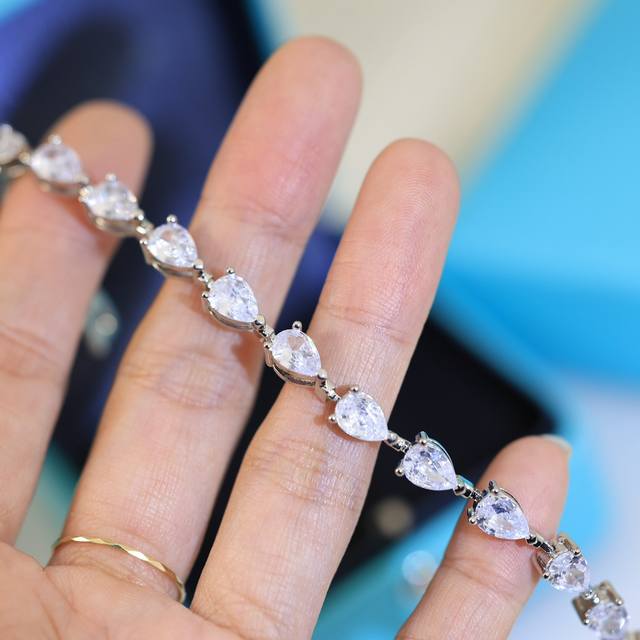 Tiffany 蒂芙尼 水滴手链 V金材质 出货 925048 华丽出场闪亮满钻手链 女神必备单品。