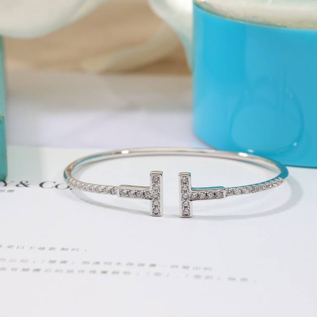 精工版Tiffany &Co 经典 新款 双T手镯 实拍， 真实细节呈现蒂芙尼 手镯 官网首页新款 双T系列 隆重出货 V金材质 电镀Au750 电镀色，持久宝