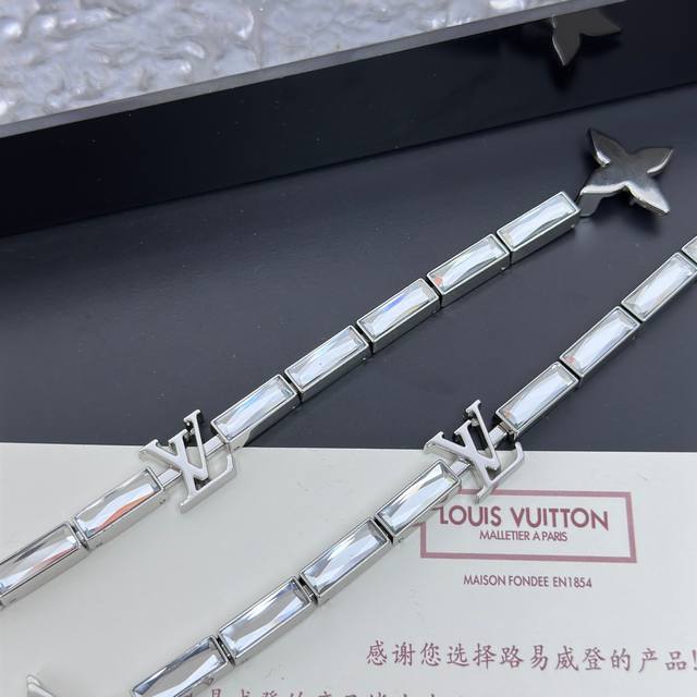 Lvreflect 手链 Mo984M Lvreflect 手链依托精湛匠艺，将方形切割合成立方氧化锆镶嵌于拉丝金属链条，以抛光链环彼此相连。 Lv 字母彰显品