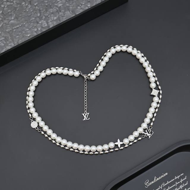 Pearls Fusion 项链 M01781 Pearls Fusion 项链以玻璃珠饰和金属串珠演绎层叠设计，将 Monogram 花卉铭纹装饰和 Lv 元