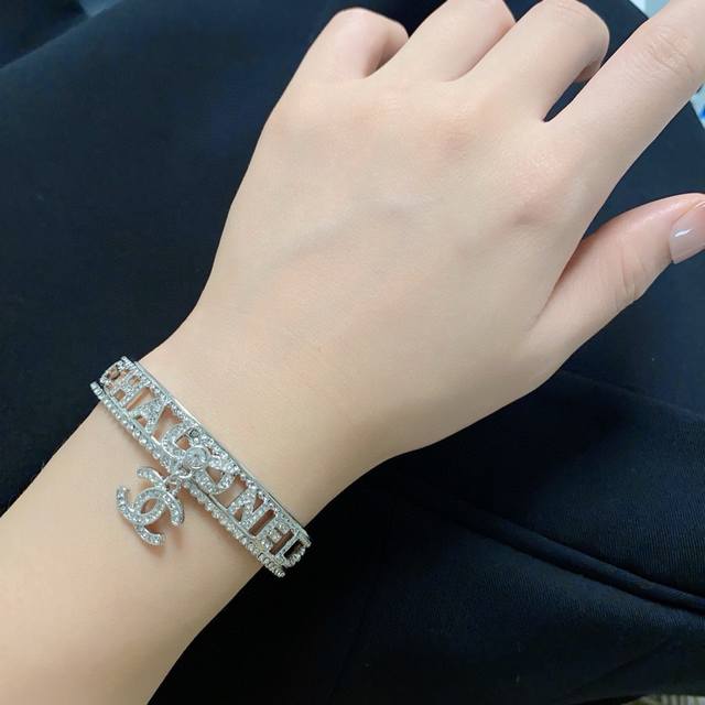 新品 小香风Chanel新款 原单货镶钻 满钻手镯 专柜一致材质 火爆款出货 设计独特 复古前卫。手镯精工版 从上市以来一直深受Mm喜爱每一种颜色都有它独一无二