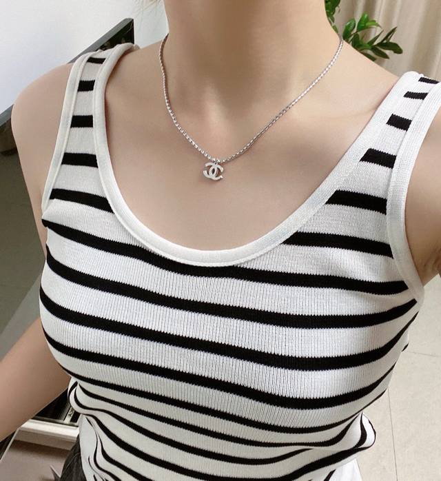 香奈儿Chanel最新款项链超个性，百搭款特别特别赞，整体细节非常令人惊喜，设计感十足，不仅带出个人自信及品味，款式典雅而时尚，突显法式高雅气息，加上一丝不苟的