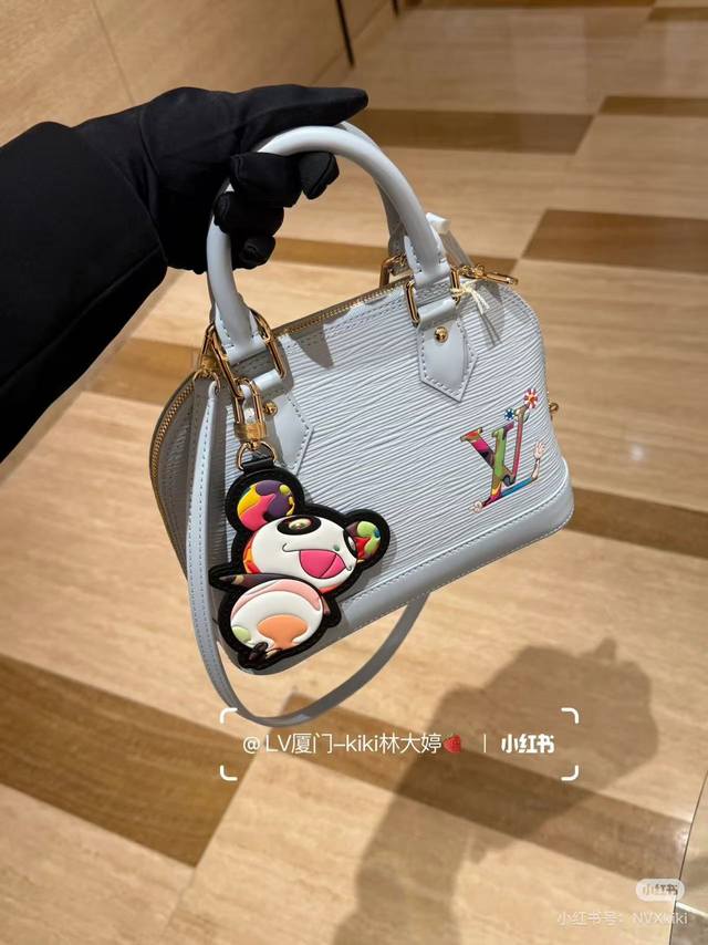 人气款村上隆联名熊猫挂件，超值的一个时尚单品，当挂件 钥匙扣都可以～