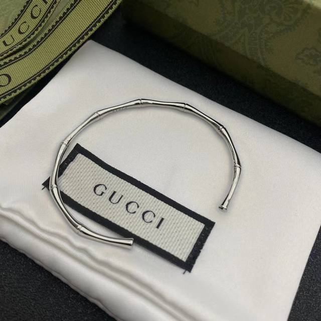 Gg手镯古驰 Gucci 高端 简约大方 竹 手镯 奢饰定制 原版打造 上手超级好看，非常复古时尚的一款，Gucc1整个时尚圈，显肤色也太精致啦！原版专柜字印很