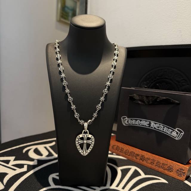 新款 专柜品质 Chrome Hearts克罗心 经典复古多元素项链 心形十字架吊坠 快手 Ins 小红书热门，凹凸造型不同的花纹设计风格呈现出与众不同 十字架
