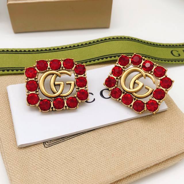 编号Ged0139 Gucci古驰新款红钻方形耳钉 超级漂亮的一款 闪闪水钻和做旧的古金