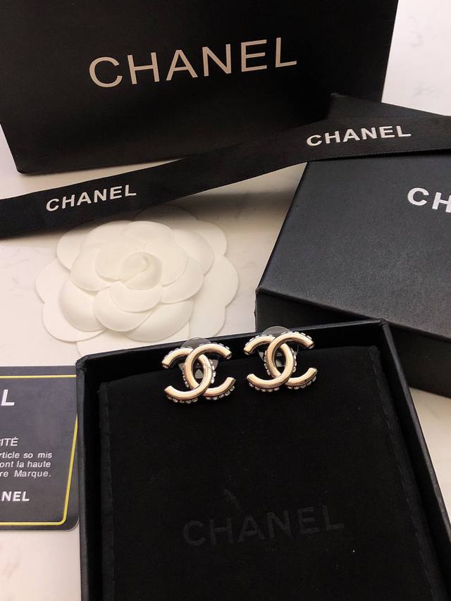 香奈儿耳钉热销款爆上新 Chanel 小香经典双C Logo耳钉 钻双C，香奈儿经典配色 简约又高级的调性，复古又气质 藏在每一次令心动的搭配，也太绝绝子了吧～