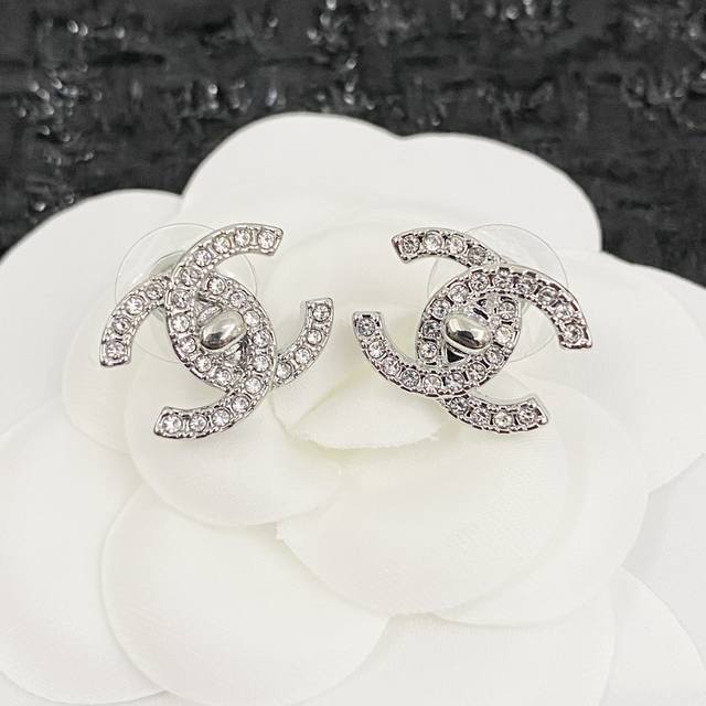编码E1942 香奈儿耳钉热销款爆上新 Chanel22A钻经典双C Logo书包扣耳钉 Bling Bling 的很闪高级感十足 复古百搭巨显气质，戴上妥妥的