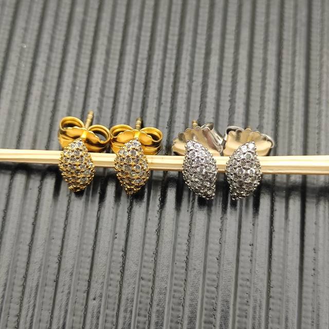 David Yurman 娇小密镶长笛耳钉， 编号 Dyeh-116-117