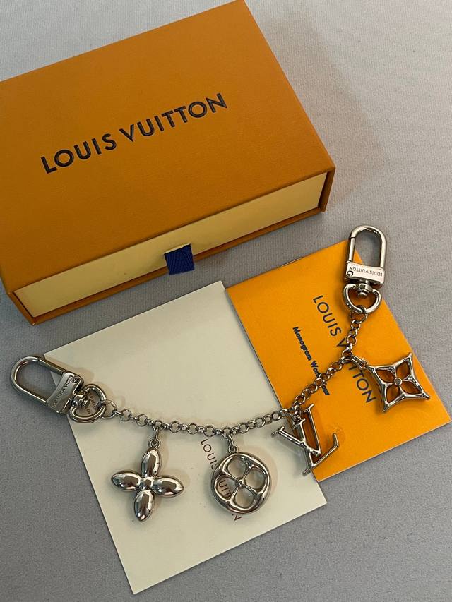 Lv 包挂件 链条 钥匙扣 M01188 Spring Street Chain 包饰将 Monogram 花卉和 Lv 字母等经典元素化为袖珍挂饰，在淡雅色彩
