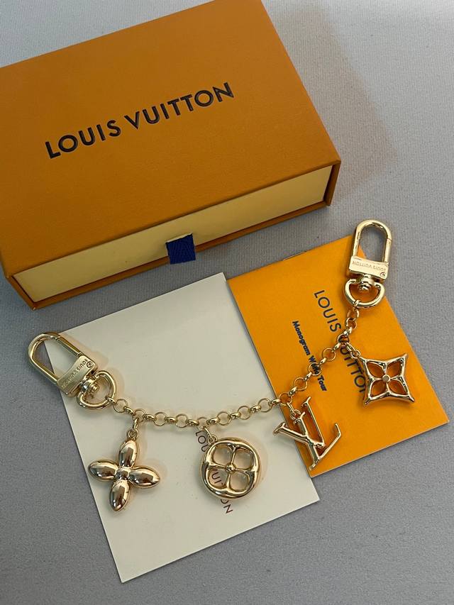 Lv 包挂件 链条 钥匙扣 M01188 Spring Street Chain 包饰将 Monogram 花卉和 Lv 字母等经典元素化为袖珍挂饰，在淡雅色彩