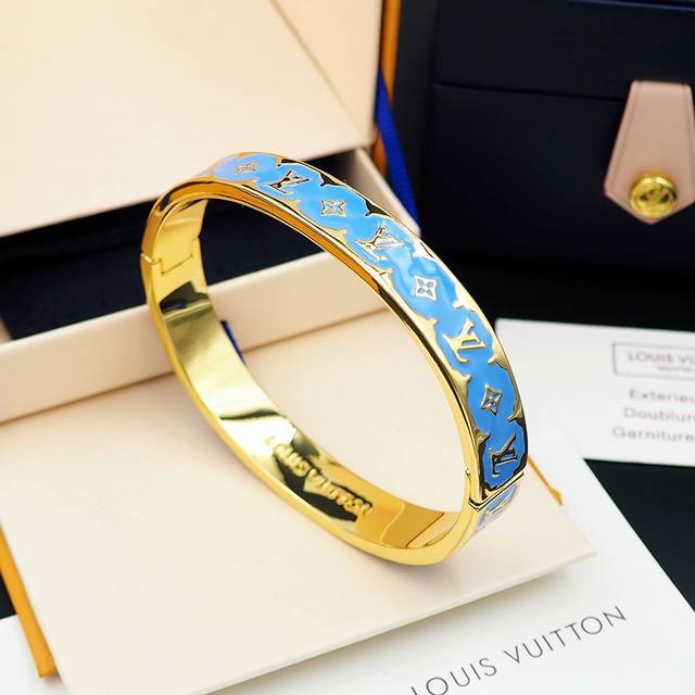 驴家Nanogram Enamel 手镯为亮泽金属匠心镂刻 Monogram 图案，再借明丽珐琅升级瞩目格调。可点睛各式造型 蓝色手镯Xb738