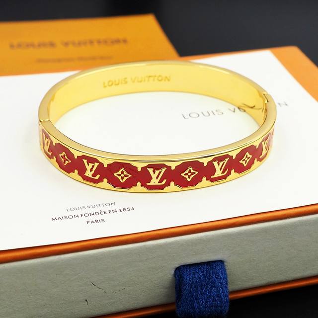 驴家Nanogram Enamel 手镯为亮泽金属匠心镂刻 Monogram 图案，再借明丽珐琅升级瞩目格调。可点睛各式造型 红色手镯Xb738