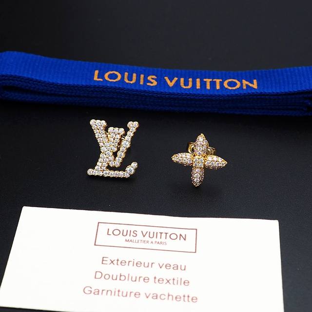 驴家Lv Iconic TréSor 耳钉以新锐设计拓展 Lv Iconic 主题美学。璀璨仿水晶排布 Lv 字母，与两侧镶嵌仿水晶的 Monogram 字母花