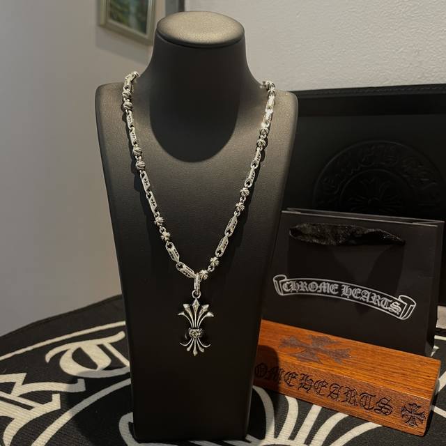 新款 专柜品质 Chrome Hearts克罗心十字架花球项链 凤尾花吊坠 凹凸造型不同的花纹设计风格 呈现出与众不同 十字架 童军花是克罗心的志 所以更经久不