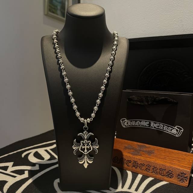 新款 专柜品质 Chrome Hearts克罗心花球项链 十字花吊坠 凹凸造型不同的花纹设计风格 呈现出与众不同 十字架 童军花是克罗心的志 所以更经久不衰 正