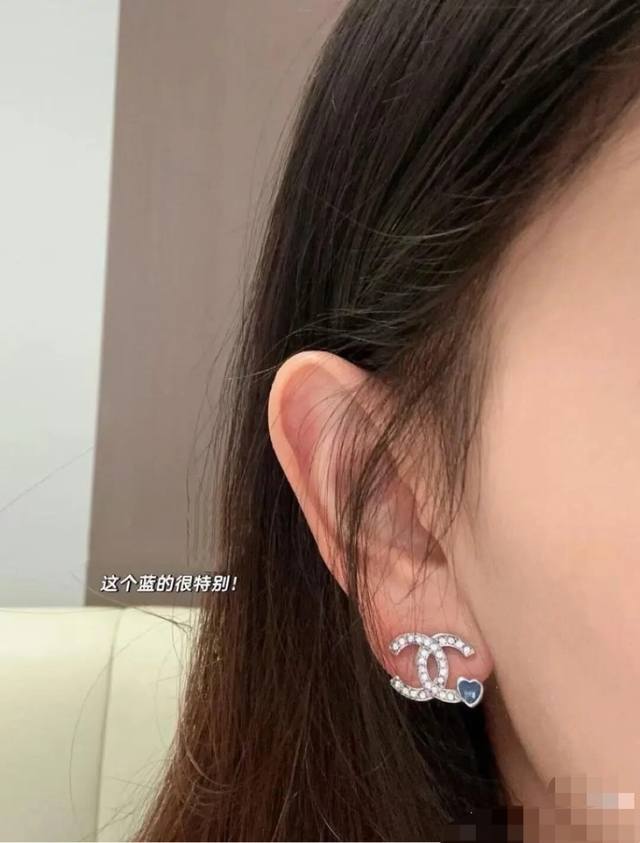 有被这个耳钉闪到香奈儿蓝色小爱心耳钉 今日新品购入Yb 25P新款蓝色小爱心银色满钻双C耳钉 超多人来找的基础款耳钉！本季爆款 Mini蓝色小爱心颜色特别治愈清