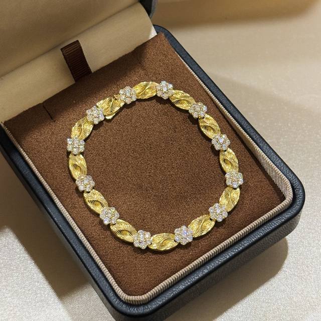 A5818 意大利 中古风 金色拉丝花朵绸带 手链 法式复古高级感精致轻奢饰品 老师傅手工拉丝 一节一节组装 非常考验师傅的工艺 S925通体纯银镶嵌高碳钻 电