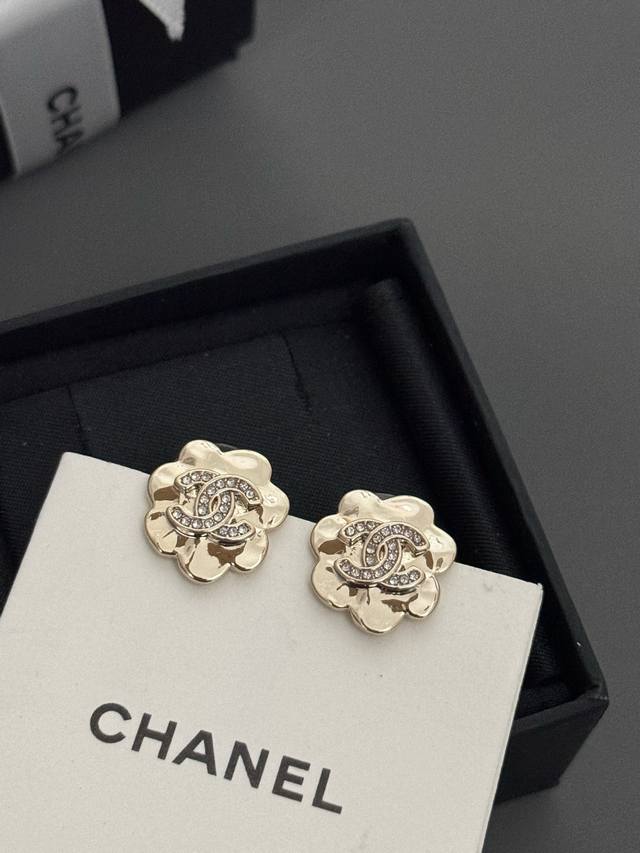 Ch*Nel 最新款花朵小耳钉 一致Zp黄铜材质