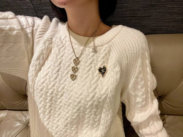 我们出品 Zp6 ，量大咨询客Fu Ch Nel三个爱心项链 最美新款项链，简约的设计，很有设计感的独特风格！一致Zp材质，链条长短可调节，满满的新鲜感，我们可