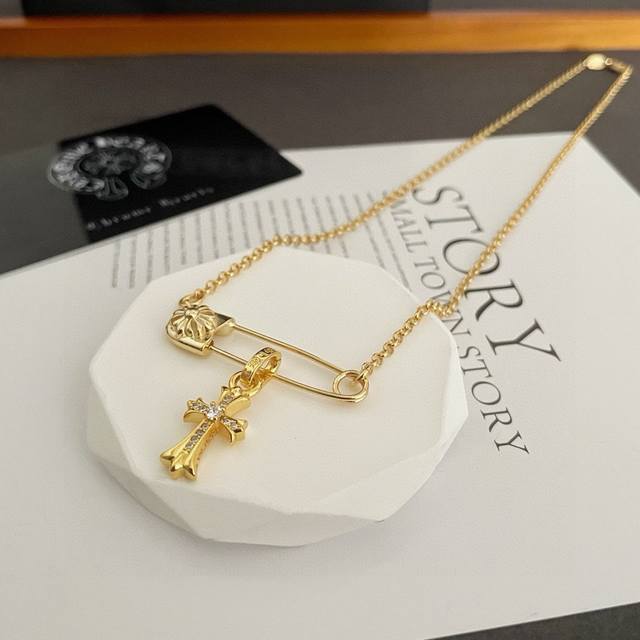 新款 专柜品质 Chrome Hearts克罗心 经典黄金色别针项链 十字架镶钻吊坠 凹凸造型不同的花纹设计风格呈现出与众不同 十字架童军花是克罗心的标志 所以