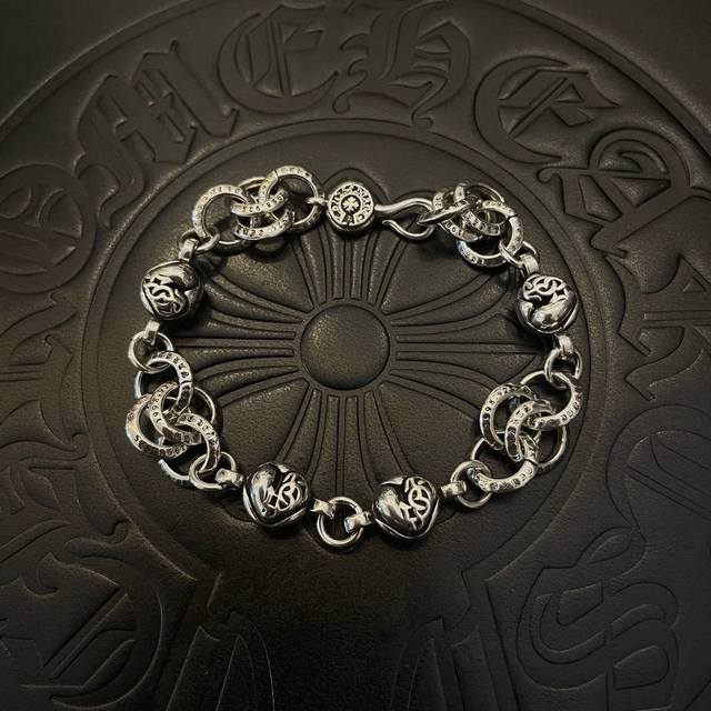 新款 专柜品质 Chrome Hearts克罗心 经典复古环扣藤蔓爱心手链 凹凸造型不同的花纹设计风格 呈现出与众不同 十字架 童军花是克罗心的志 所以更经久不