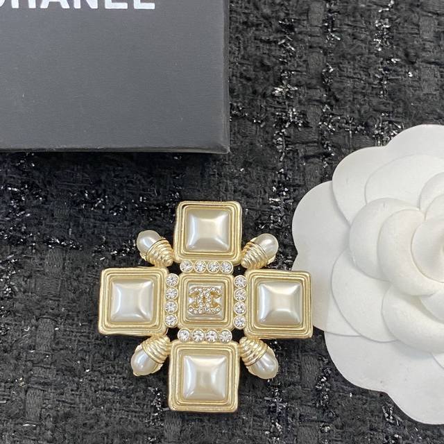 香奈儿胸针热销款爆上新 Chanel珐琅胸针 琉璃珍珠，施华洛水钻都成为春夏新款的代表 气质又不落俗套，胸针饱满有质感 天生自带吸引力