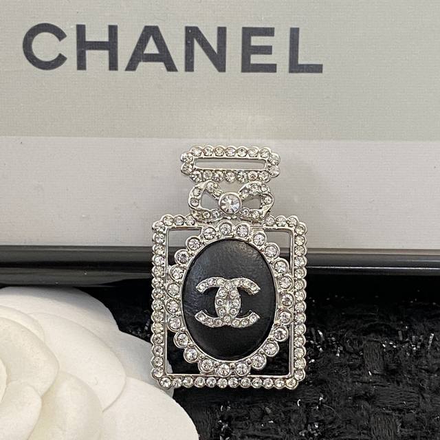 香奈儿胸针热销款爆上新 Chanel22A满钻香水瓶胸针 一致Zp，黄铜质地 采用水晶、皮革，气质不落俗套，饱满又质感 实物精致小巧