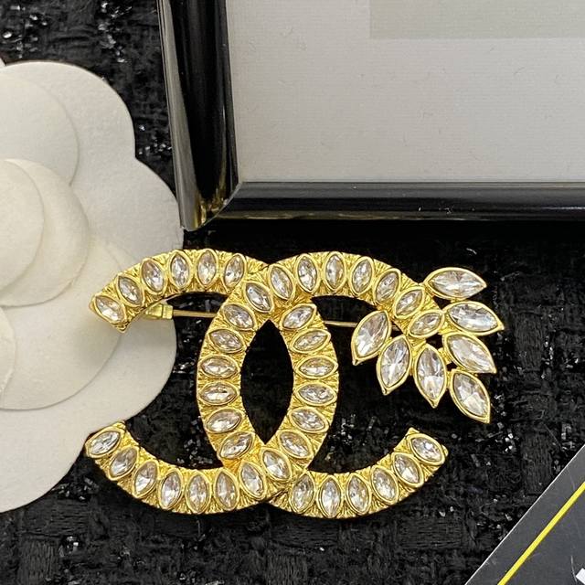 香奈儿胸针热销款爆上新一致Zp Chanel22 金色麦穗双C水钻胸针 麦穗寓意着丰收和喜悦 送礼自用都是非常有意头的！精致又Blingbling的超闪超好看！