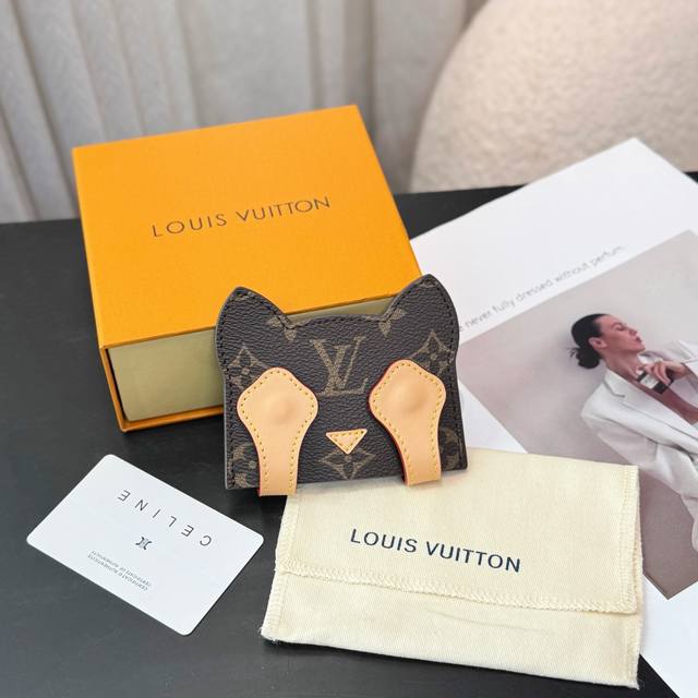 新品2色 Louis Vuitton 路易威登Lv猫爪卡包 Size: 10×8.5Cm Party Palm Springs 牛皮革以功能性设计透露些许反叛精