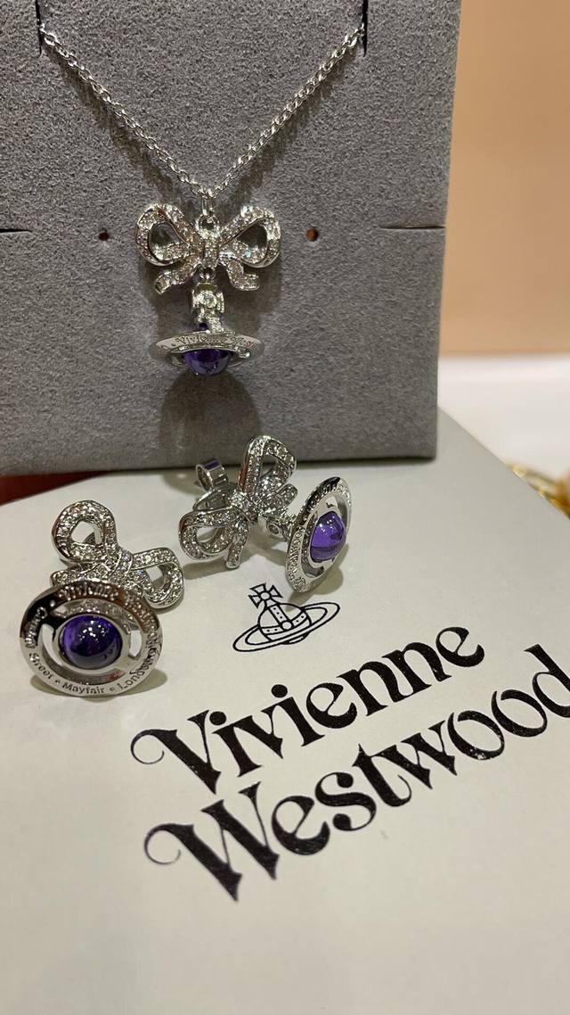 西太后 Vivienne 蝴蝶项链 闭眼准入没错！纯王粹冠球经是典的象征，闪土耀星环勾未勒来波光转流间，开启一场未与来的崭新际遇！拿到完手完全可全以感受它到的质