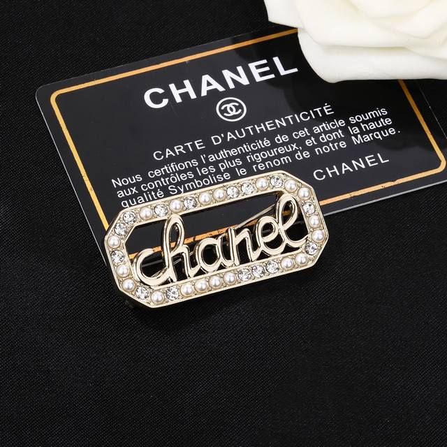 Chanel 香奈儿新款字母胸针 每一个细节做工非常精细 这款设计非常美轮美奂 这款真的超级美超级仙 精致小姐姐必备