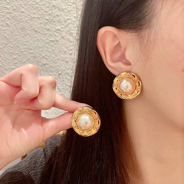 香奈儿珍珠圆形双C耳钉