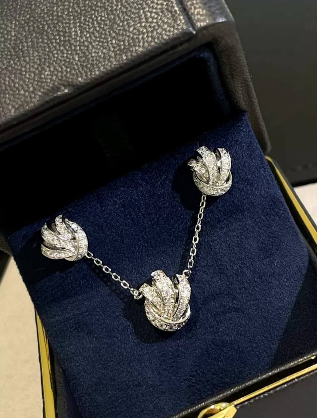 耳 项 V金高版，超级惊艳Graff格拉芙晶钻纽绳耳钉项链套装 大牌 顶级 轻奢美物！ 高端定制顶级 微镶工艺 钻石犹如四射的阳光 洋溢着开心温暖的气息 明星网