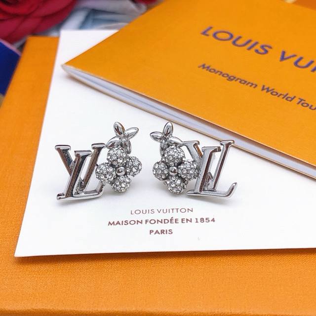 编号Led0108 Lv*最新款银色花朵耳钉 一致Zp黄铜材质
