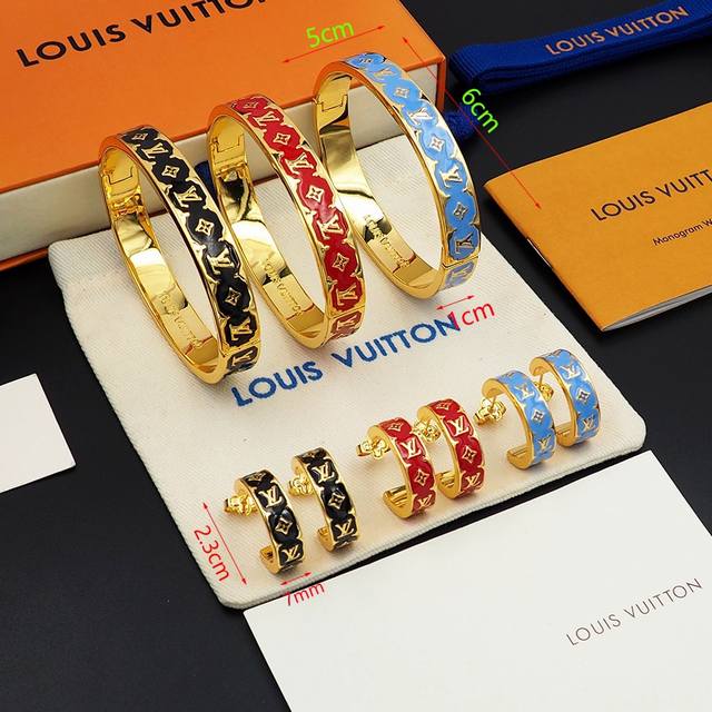 手镯 耳环 驴家Nanogram Enamel 系列为亮泽金属匠心镂刻 Monogram 图案，再借明丽珐琅升级瞩目格调。可点睛各式造型