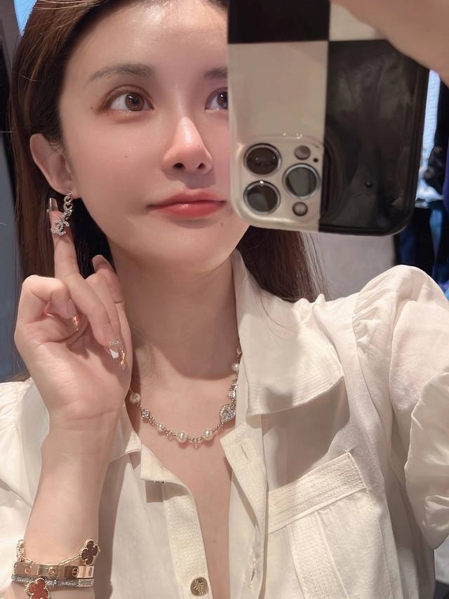 我们出品 Zp5850，量大咨询客Fu 香双C耳钉 重磅推荐！万年经典款，这一季的设计，真的要给一万个，款款戳中人心啊！非常有质感的一款耳钉，分色电镀，上边全部