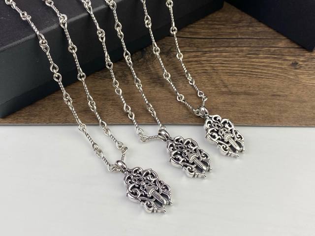Chrome Hearts 克罗心藤蔓宝剑项链 藤蔓缠绕着宝剑 两种图形组合在一起美感瞬间升级一改以往的粗狂 上身绝绝子P