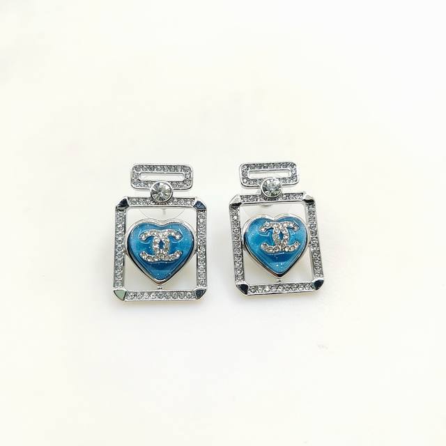 Chanel 最新款白金蓝色爱心香水瓶耳环 一致Zp黄铜材质