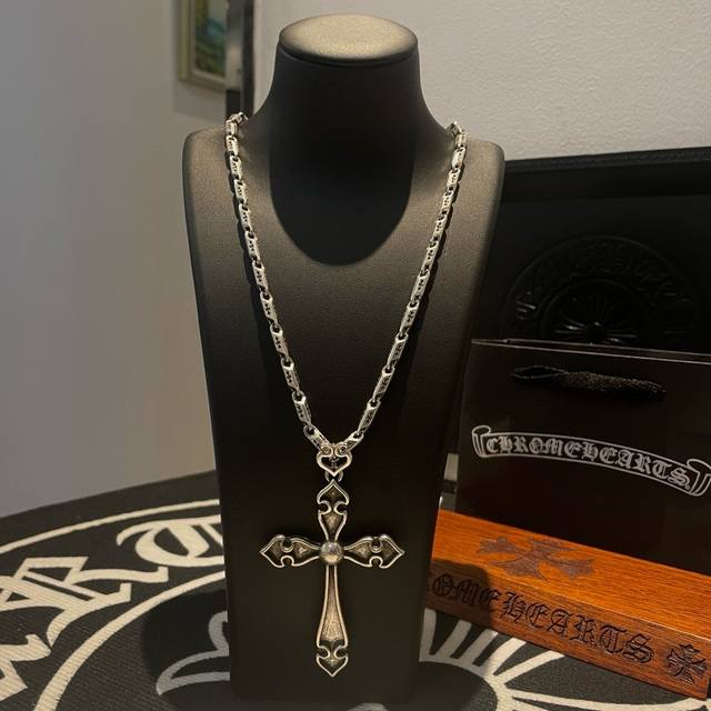 抖音 快手 Ins 小红书 直播热门 ，新款 专柜品质 Chrome Hearts克罗心十字架项链 ，大号十字架吊坠，凹凸造型不同的花纹设计风格 呈现出与众不同