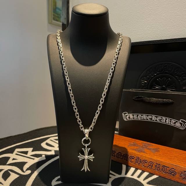 抖音 快手 Ins 小红书 直播热门 ，新款 专柜品质 Chrome Hearts克罗心十字架项链 ，十字架吊坠，凹凸造型不同的花纹设计风格 呈现出与众不同 十